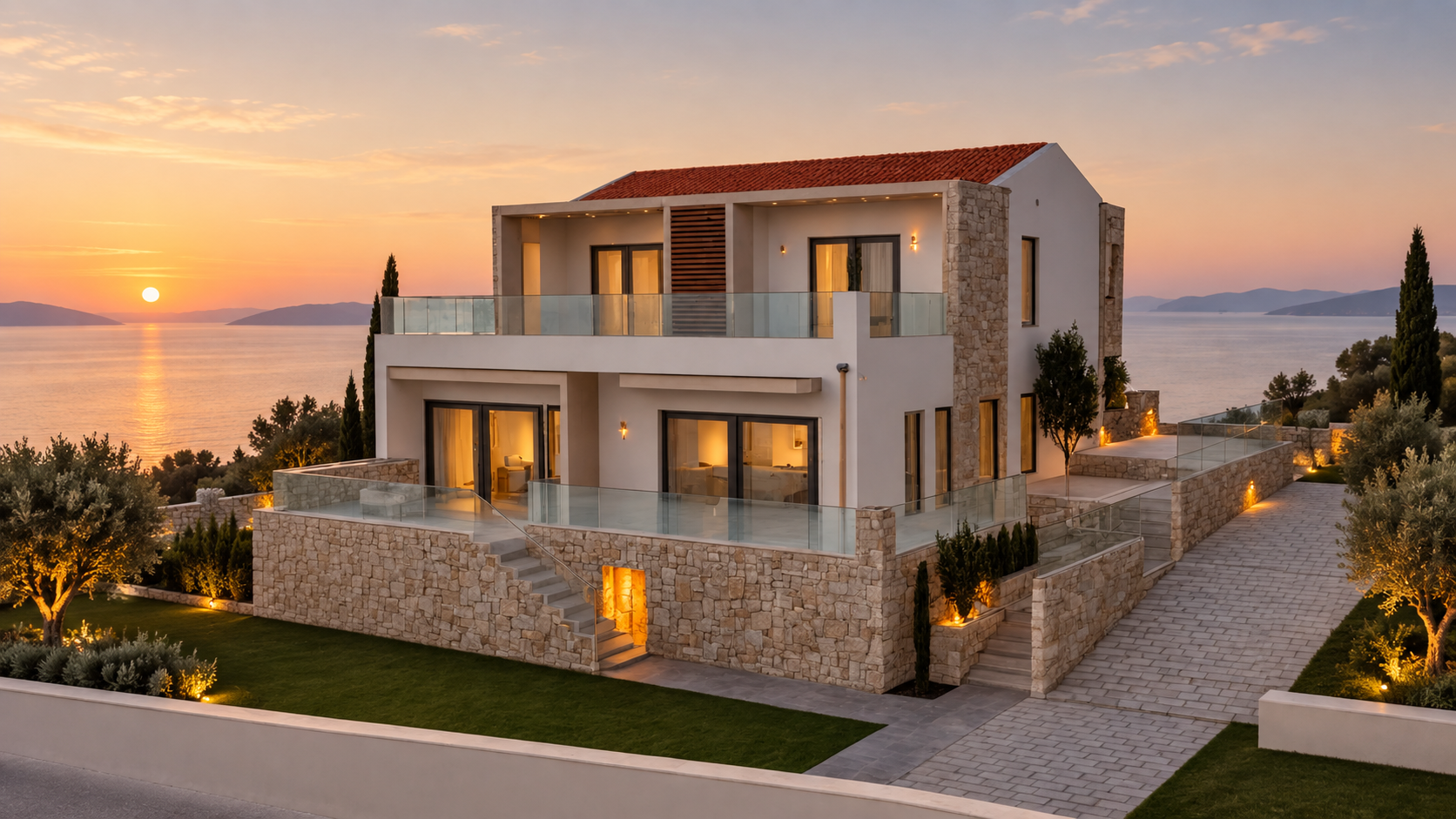 Σύγχρονη πέτρινη κατοικία με φωτισμένη βεράντα και θέα στη θάλασσα